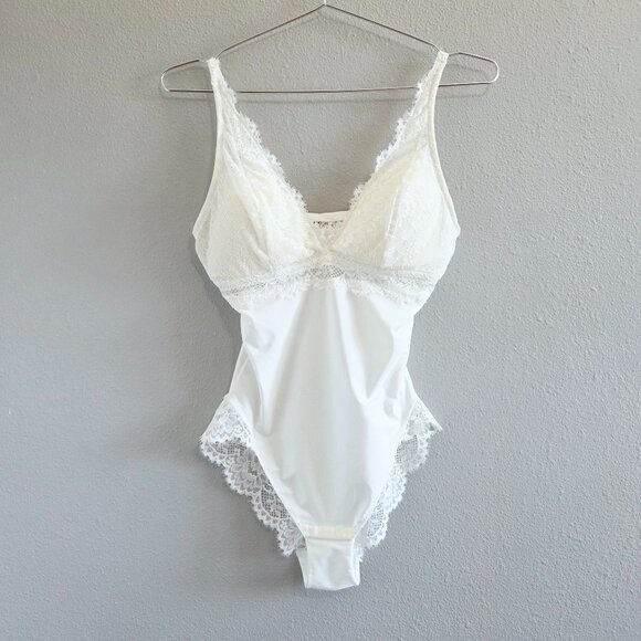 NWOT H&M Lace V-Neck Cheeky Bodysuit in White Size Medium - Picture 1 of 7
